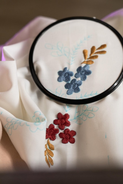 ręce haftujące kwiatowy wzór